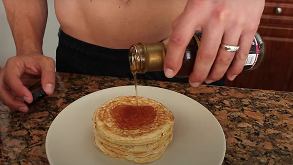 Le coach sportif Julien Quaglierini ajoute du sirop 0 calorie à sa recette de pancake protéiné.