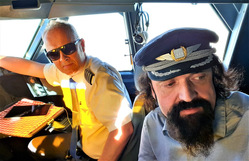 På vei til New York, februar 2020. Hank i cockpit sammen med kaptein Micke Eriksson