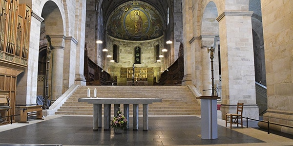 Vi lavede en special scene til Domkyrkan i Lund, hvor de fleste scenepodier med lavet med specielle mål, for at kunne passe ind mellem søjler og alter i den gamle middelalderkirke, hvor almindelige scenepodier ikke passer i størrelsen. Scenesalg lavede opmålinger og testopsætning.