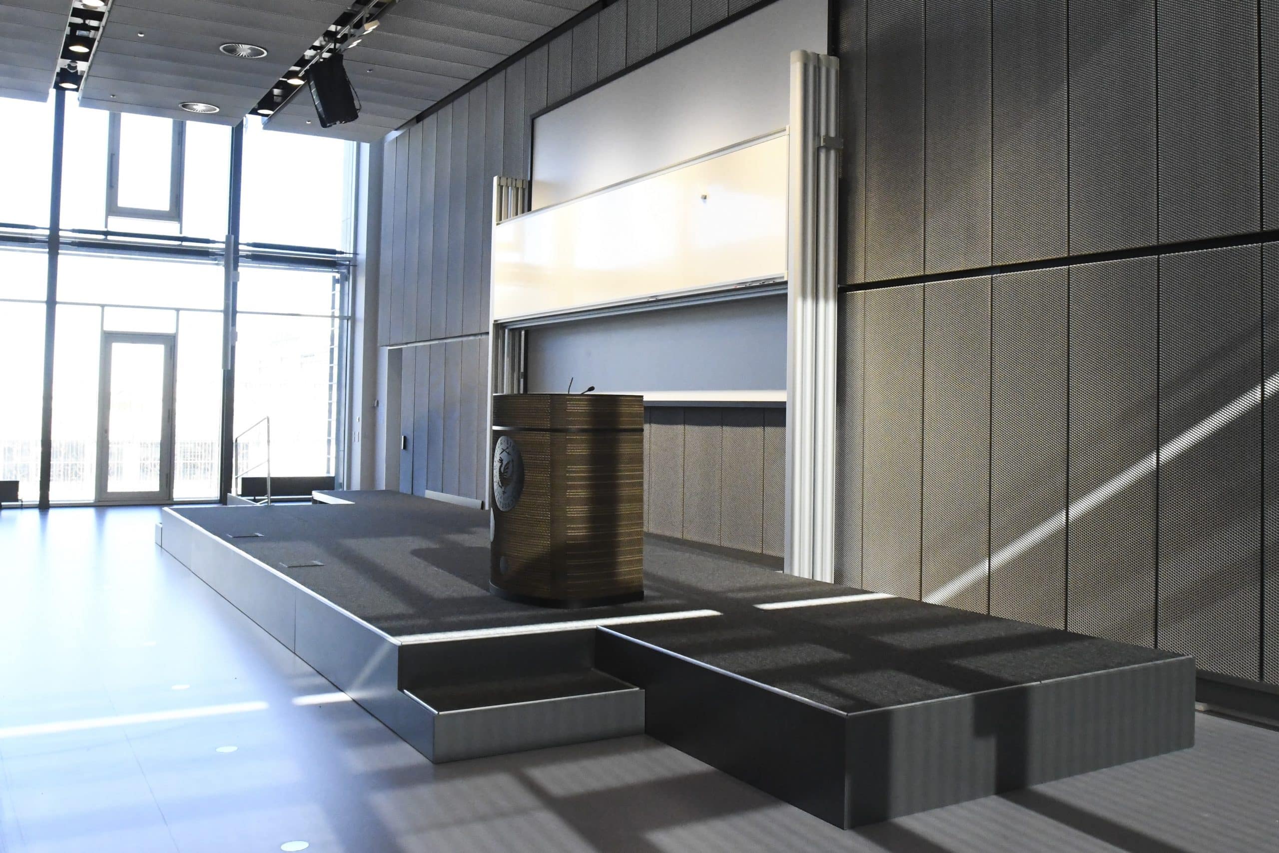 Eksklusiv scene med tæppe og faste fronter, lavet i samarbejde med arkitekt på Københavns Universitet.