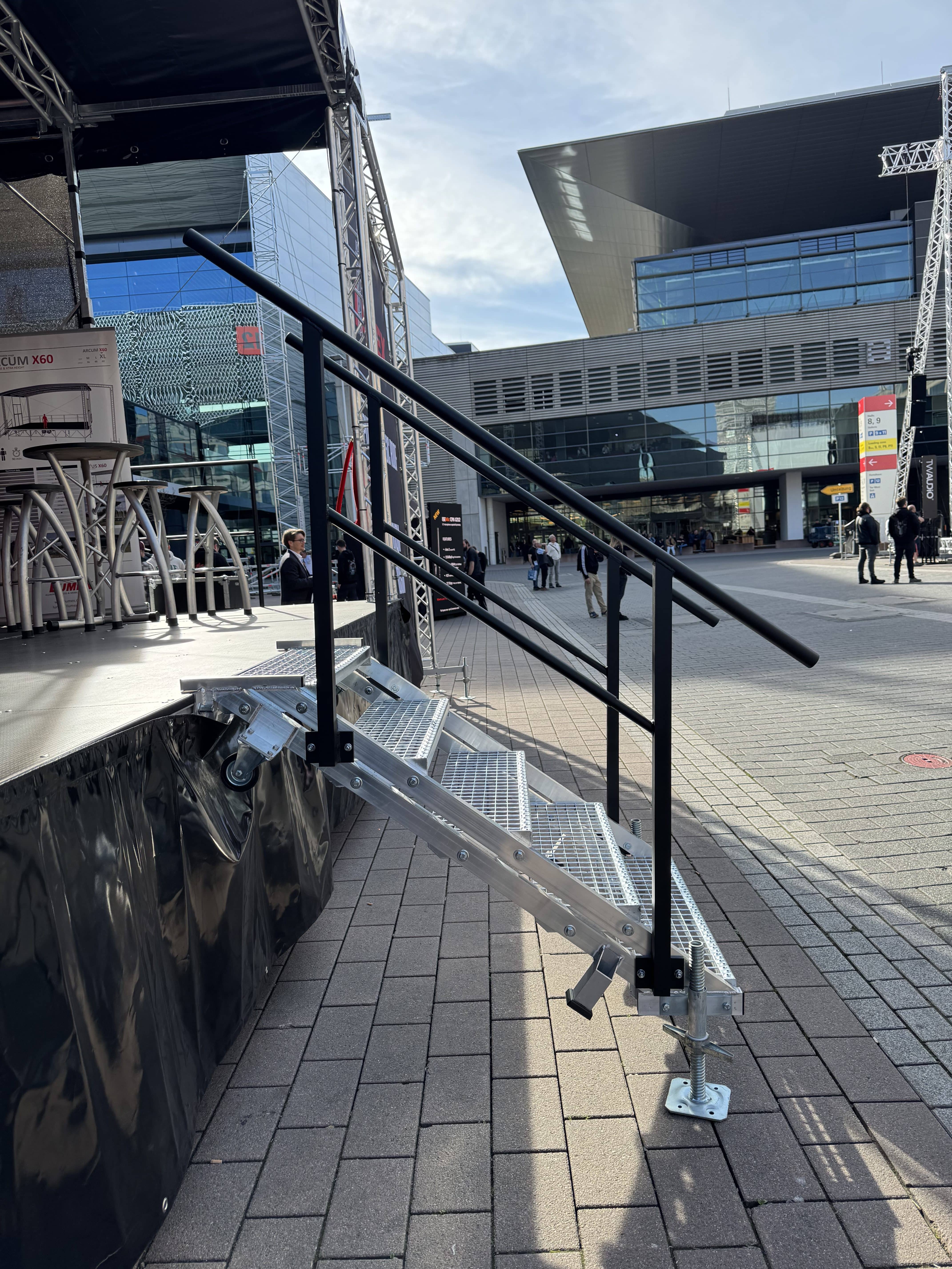 Trappe til mobilscene, som kan justeres i højden. Med sort gelænder og godkendt af Teknologisk Institut.