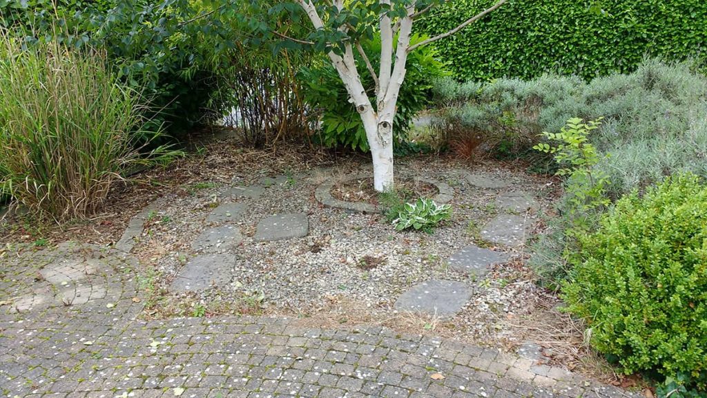 Low Maintenance bed revitalised with Plum Slate & Golden Flint
