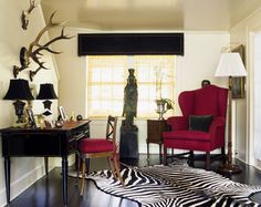 Den røde stolen gir rommet en skikkelig fargeklatt