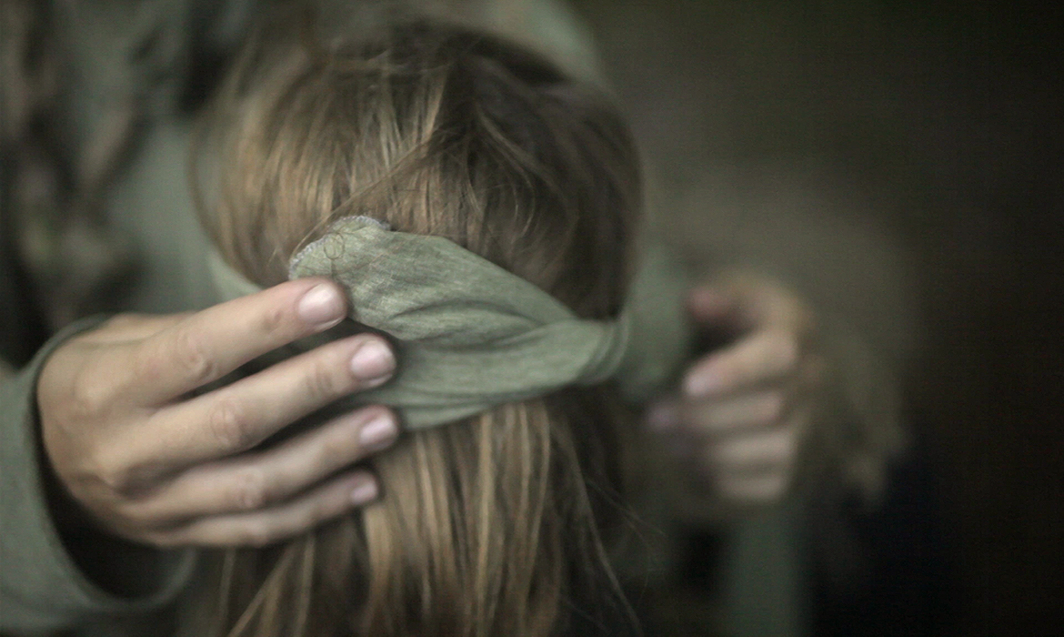 Voks Skov Performance – blindfold©videostill Talieb Rasmussen Voks Skov Performance - blindfold©videostill Talieb Rasmussen