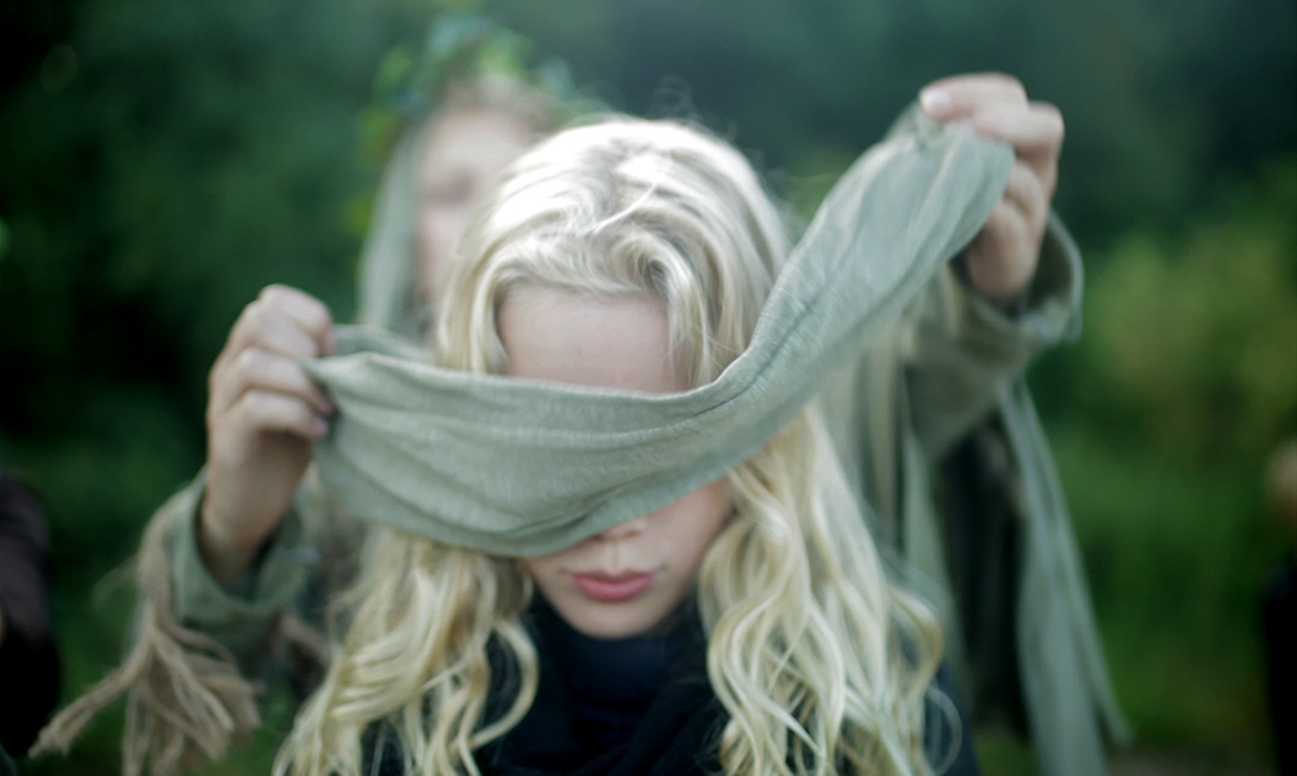 Voks Skov Performance – blindfold2©videostill Talieb Rasmussen Voks Skov Performance - blindfold2©videostill Talieb Rasmussen