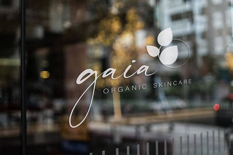 Portfolio "Gaia" - Fensterbeschriftung mit Logo und Slogan