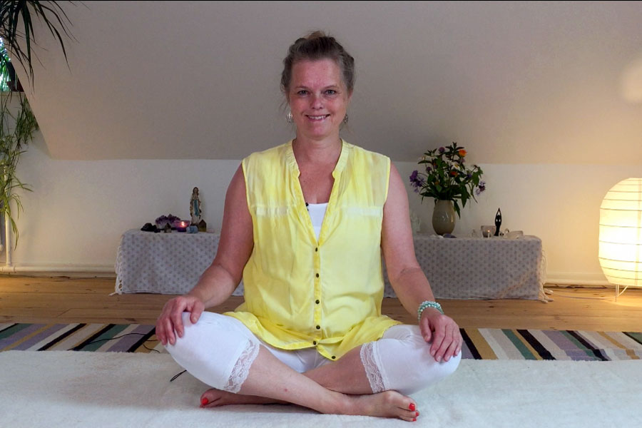 Online kundalini yoga med Joyann