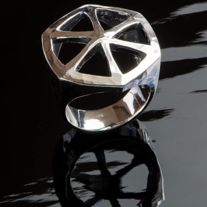 Hexagonal ring