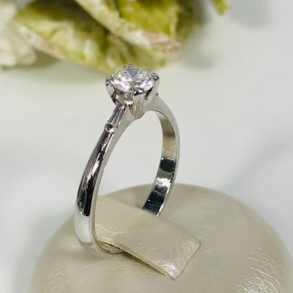 Anello solitario ct 0,68 in oro bianco 18k