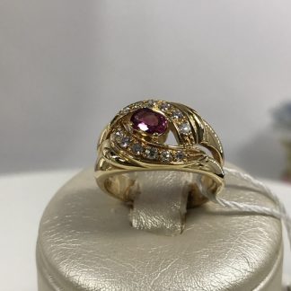 Anello in oro giallo con rubino e diamanti