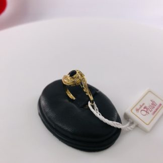 L'anello ha un design elegante e sinuoso in oro 18k 750