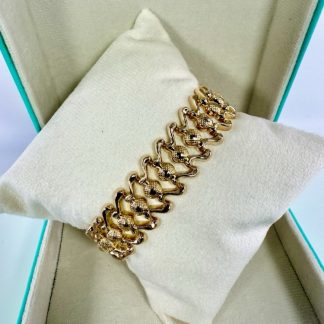 Braccialetto in oro presenta un design raffinato e senza tempo