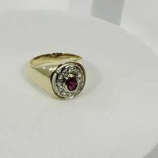 Anello in oro per chi ama distinguersi con un tocco di colore e luce. Oro 750