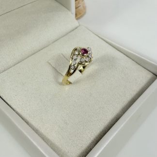 Anello in Oro Giallo con Rubino e Diamanti