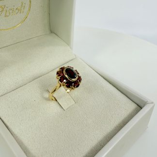Anello in Oro con Granata – Eleganza Senza Tempo