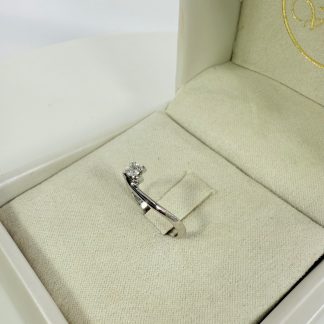 Anello in Oro Bianco con Diamante – Purezza e Design