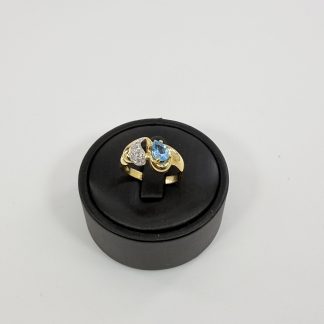 Anello in oro giallo con topazio e zirconi