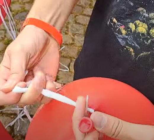 Main qui maintient la pastille des ficelles à ballon tille des ficelles à ballon, Ficelle à fermeture automatique