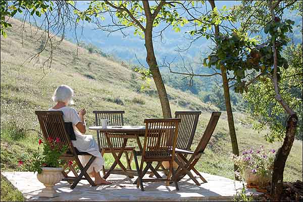 Breakfast outside in nature during the Silent Retreat