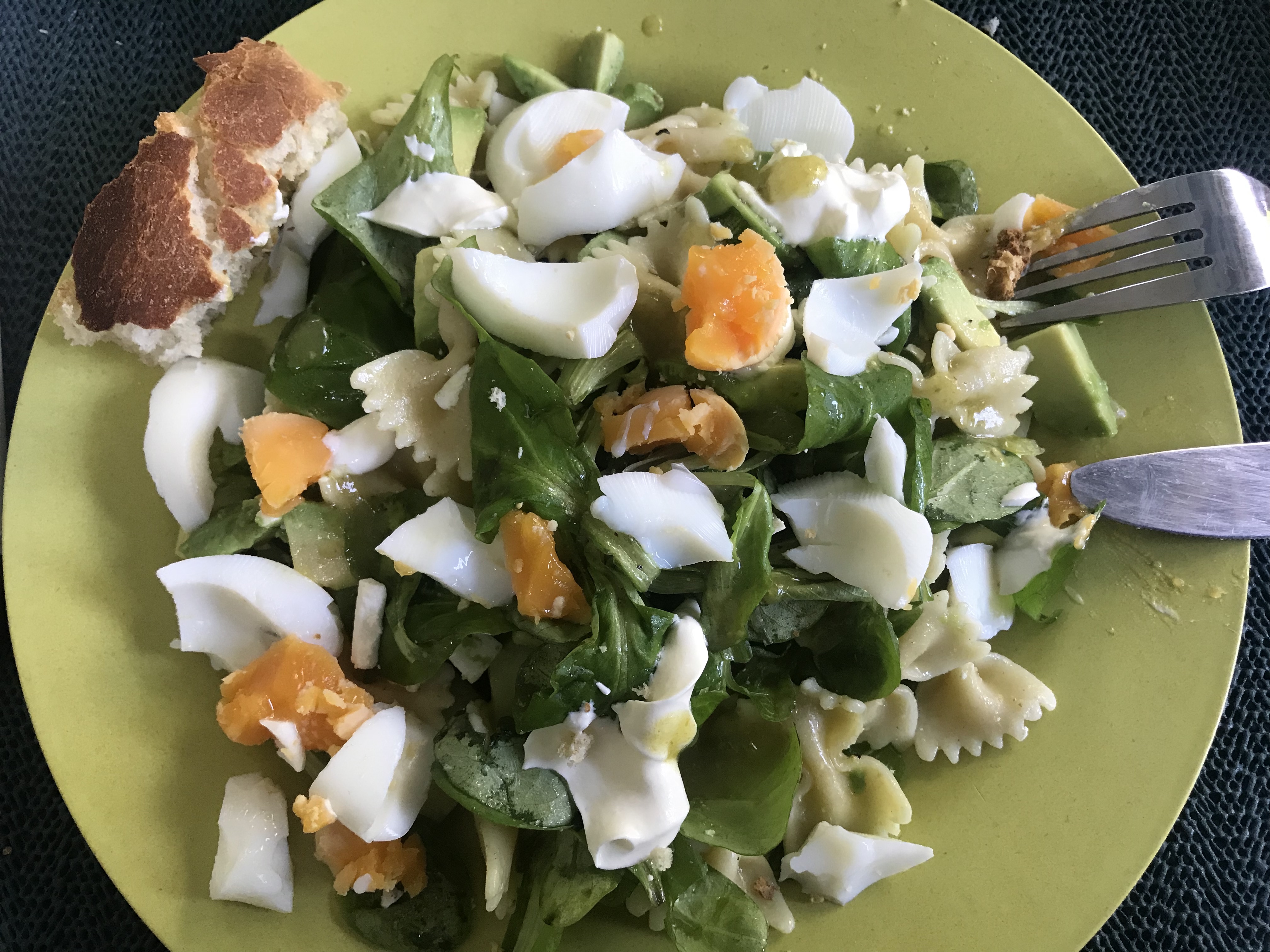 pastasalade met avocado en feta