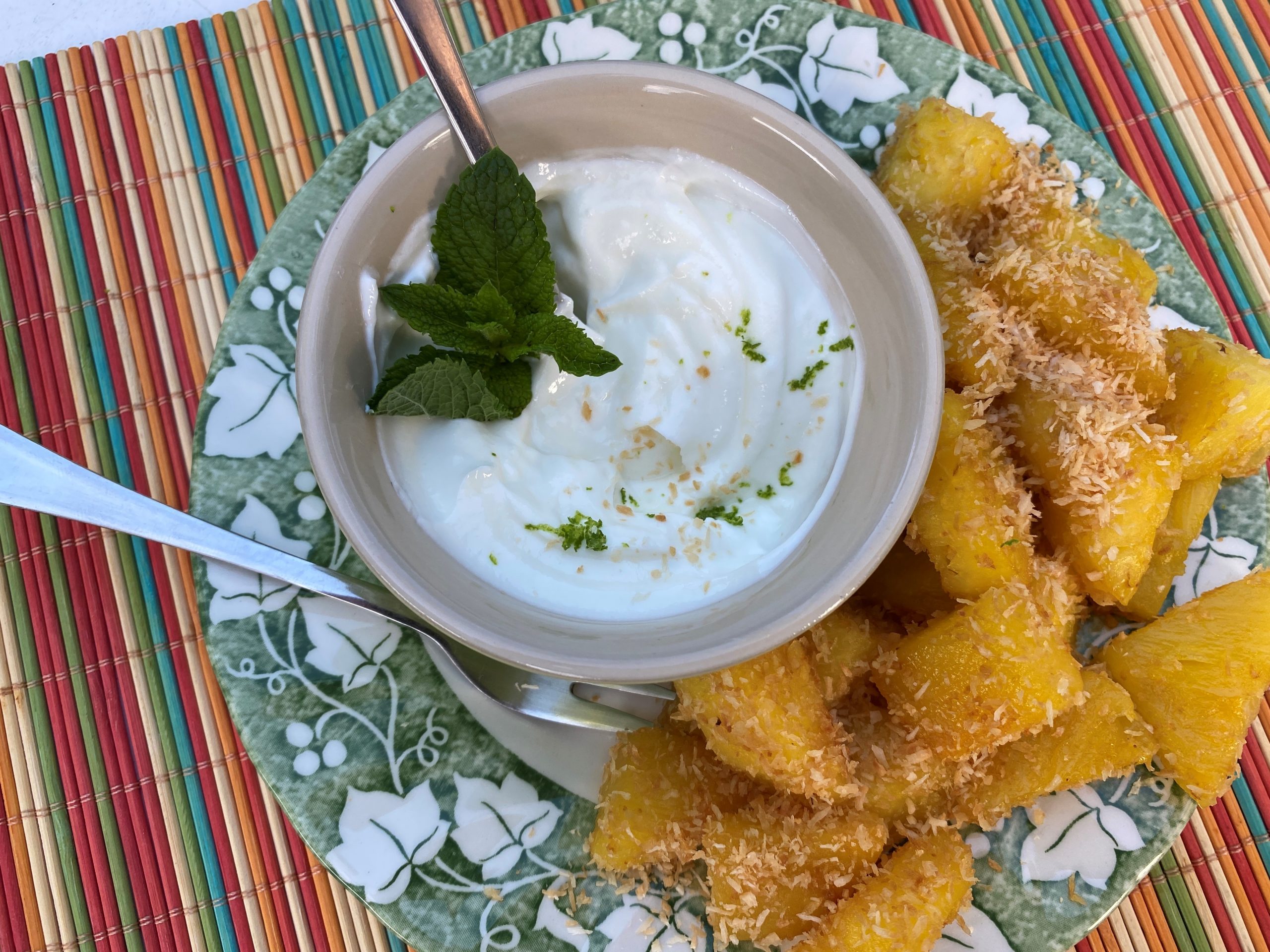 gebakken ananas, kokos en limoenyoghurt