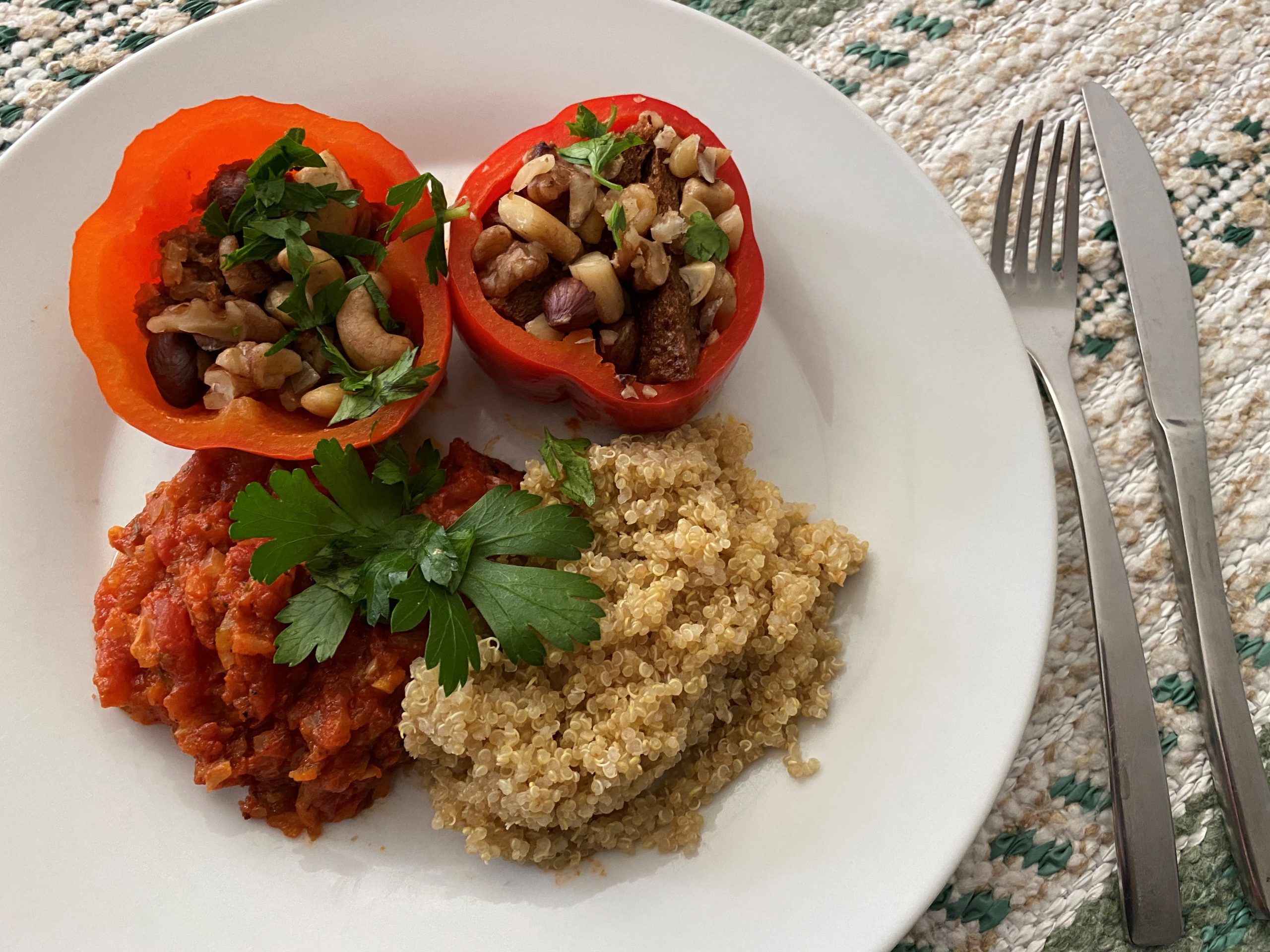 Gevulde paprika's met noten en tomatensaus