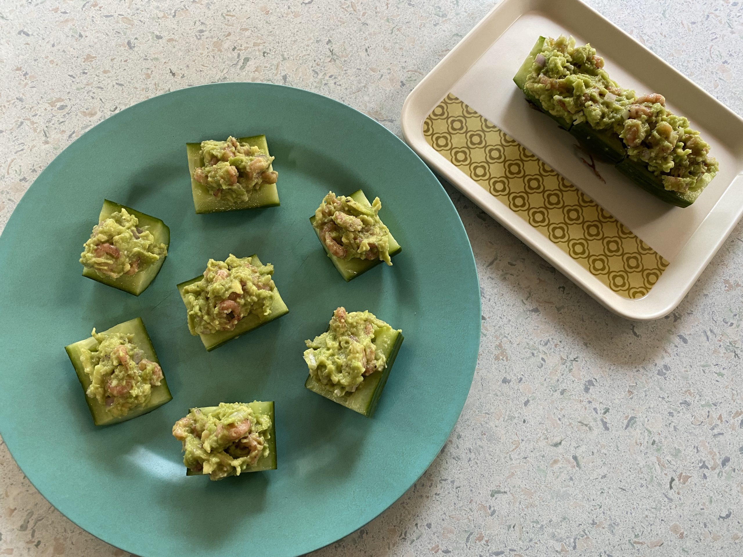 komkommerbootjes gevuld met garnalen en avocado