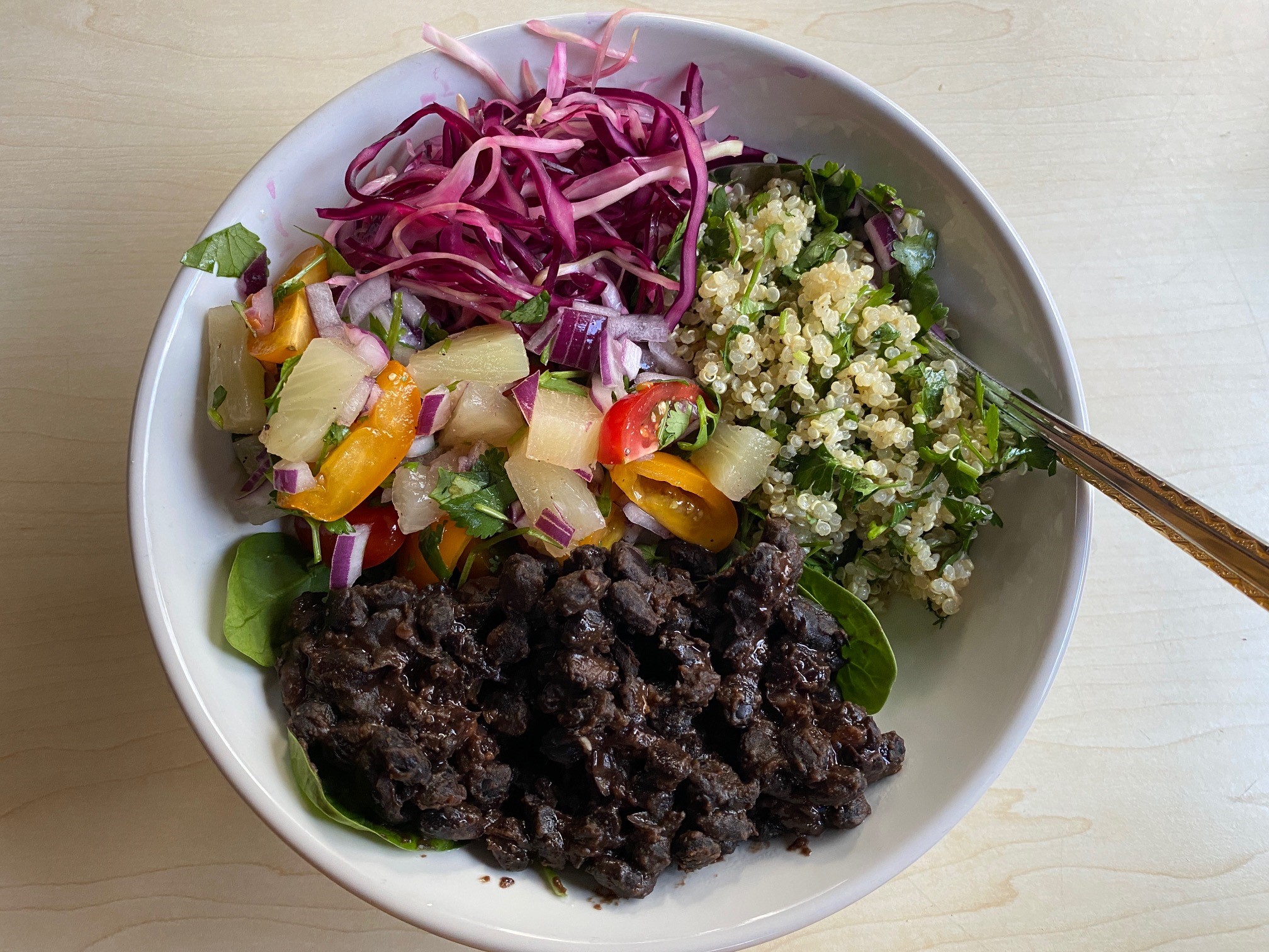 buddha bowl met ananas salsa