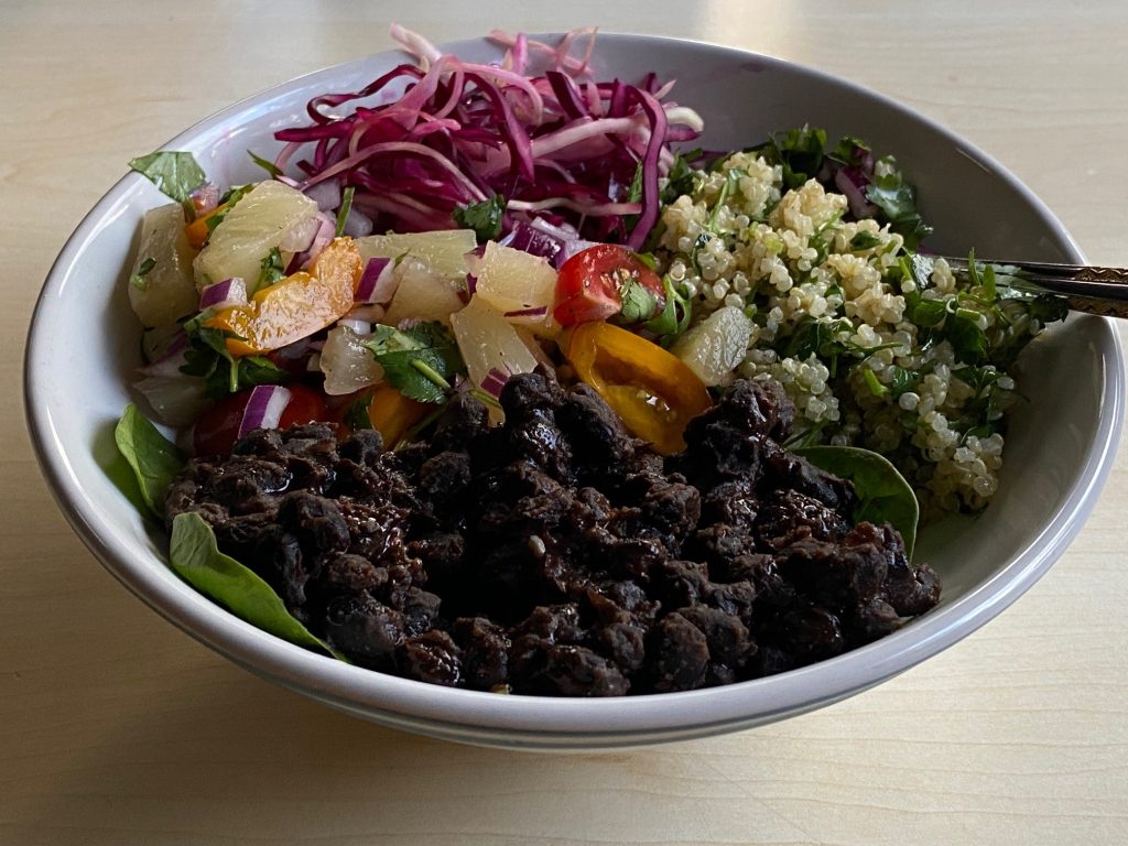 buddha bowl met ananas salsa