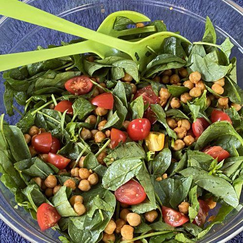 salade met spinazie en gekruide kikkererwten