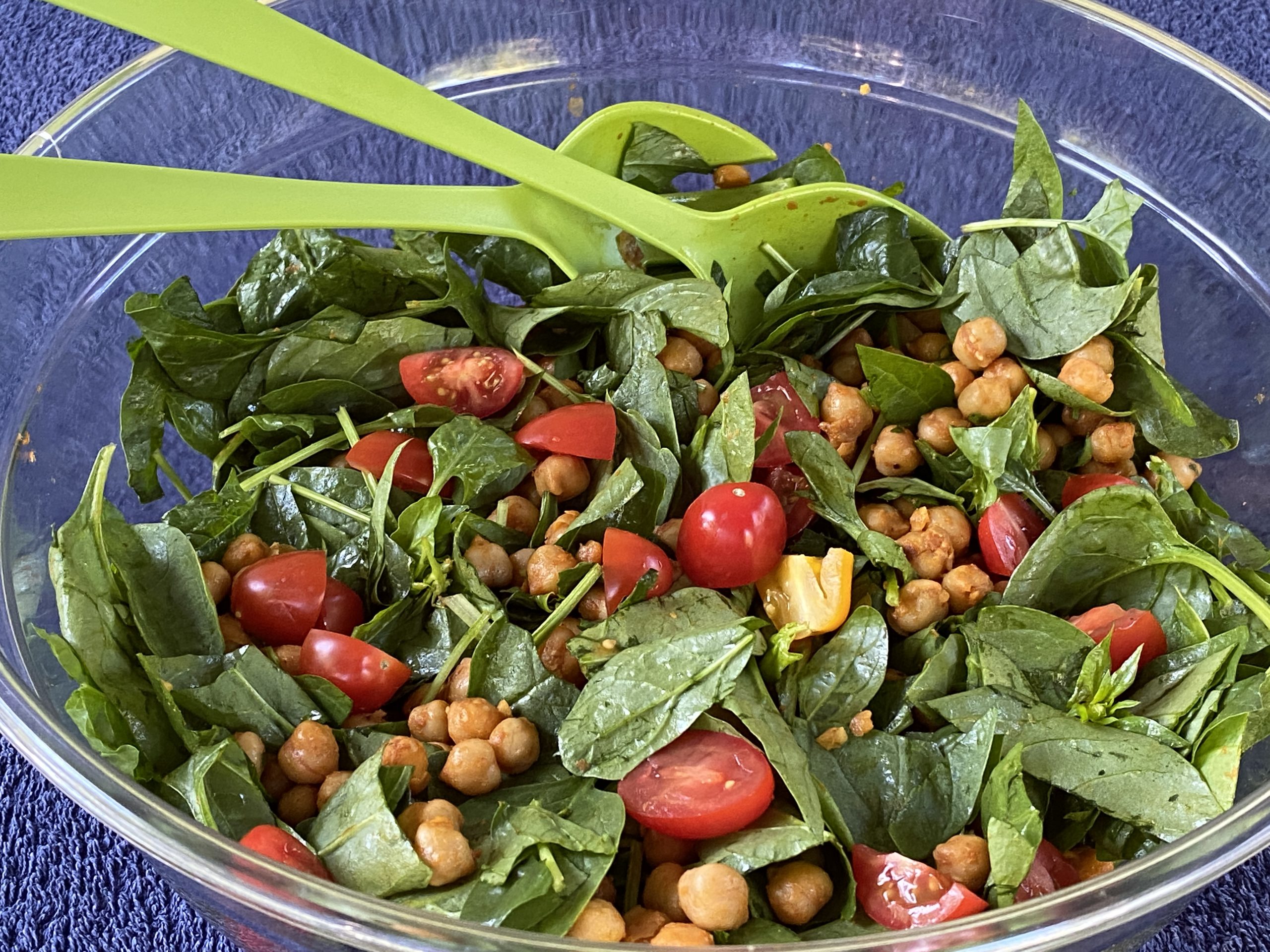 salade met spinazie en gekruide kikkererwten