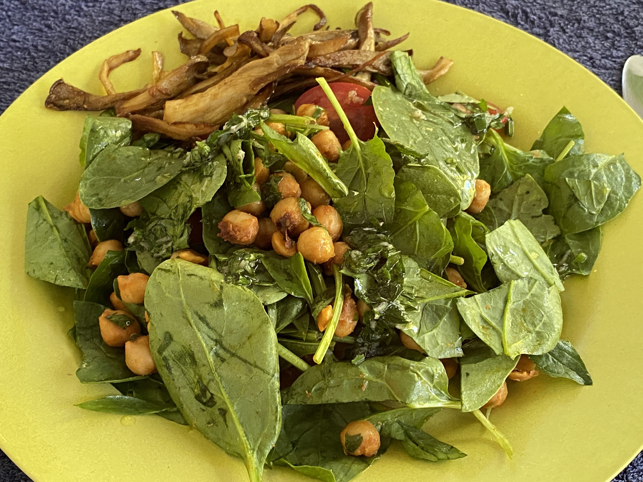 salade met spinazie en gekruide kikkererwten