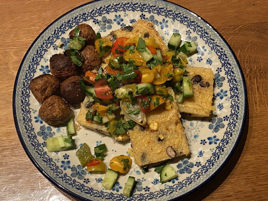 gebakken polenta met salsa