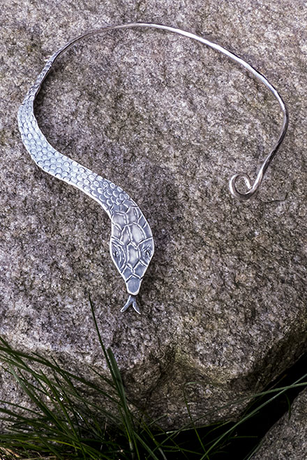 Ormen”, ett stelt halsband