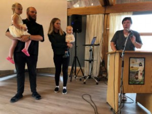 Sondre Bårnes med familien sin blei presentert på Orrenesstevnet