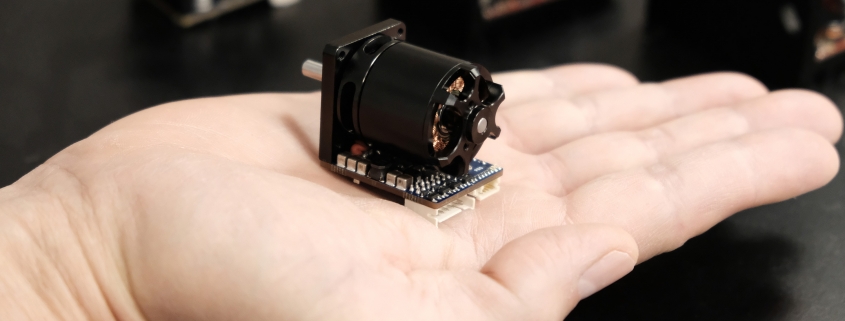 image of a small black servo motor lonimover 4