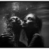 cartel de dos mujeres bajo el agua