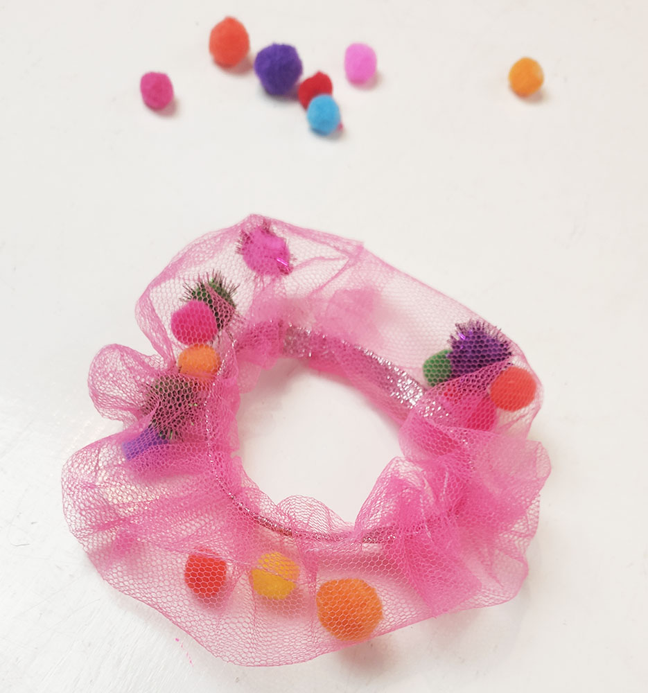 Tulle pompom scrunchie DIY