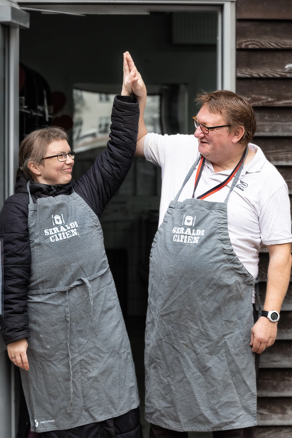 Frivillige frivillige på skraldecafeen
