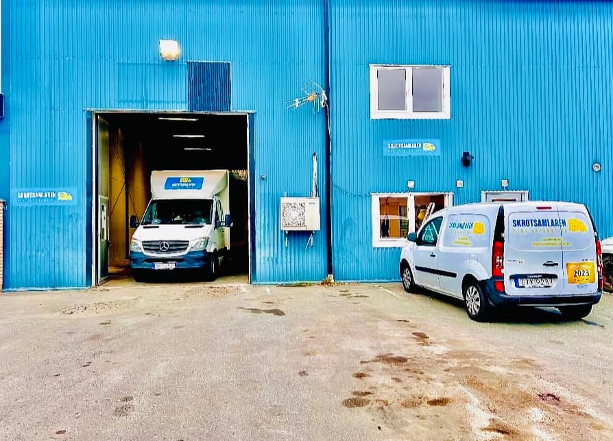 Budtjänst 2 Budbil i Stockholm redo för hämtning av paket, metallskrot och elektronik – snabb och miljövänlig transport med Skrotsamlaren.