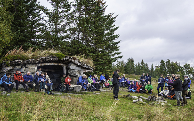 Gudstjeneste ved gapahuken på Ness Kjell 800x501