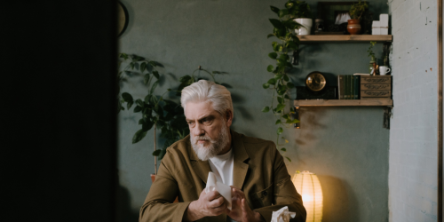 Trist mand med sorg og tab