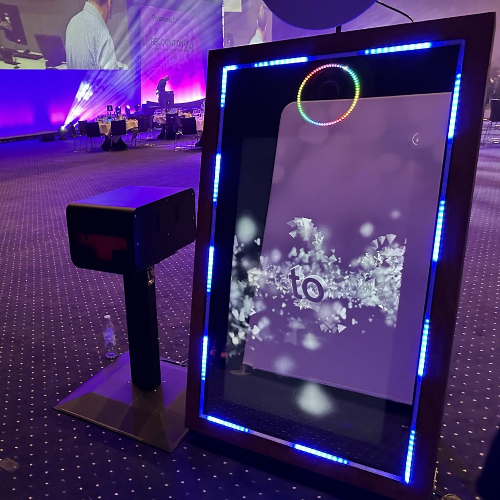 Gæster interagerer med Mirror Booth med LED-ramme og touchskærm