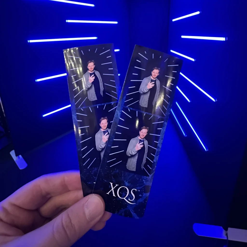 Fotostribe fra Mirror Booth med brandet layout og grafik