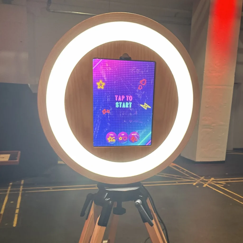 Selfie Booth med digital overlay og gæst foran branded baggrund