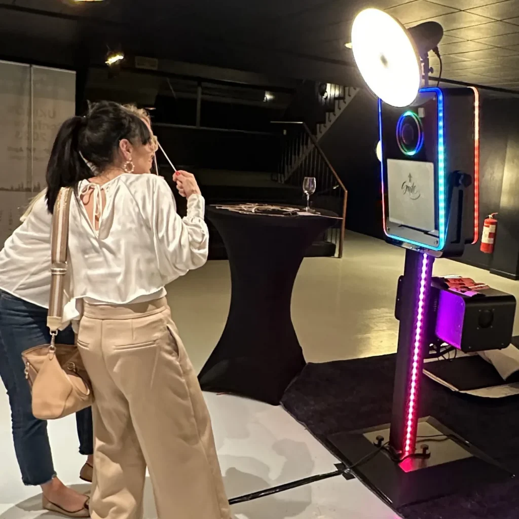Gæster poserer foran LED Booth med branded baggrund