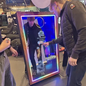 Gæster tager billeder med AI photobooth