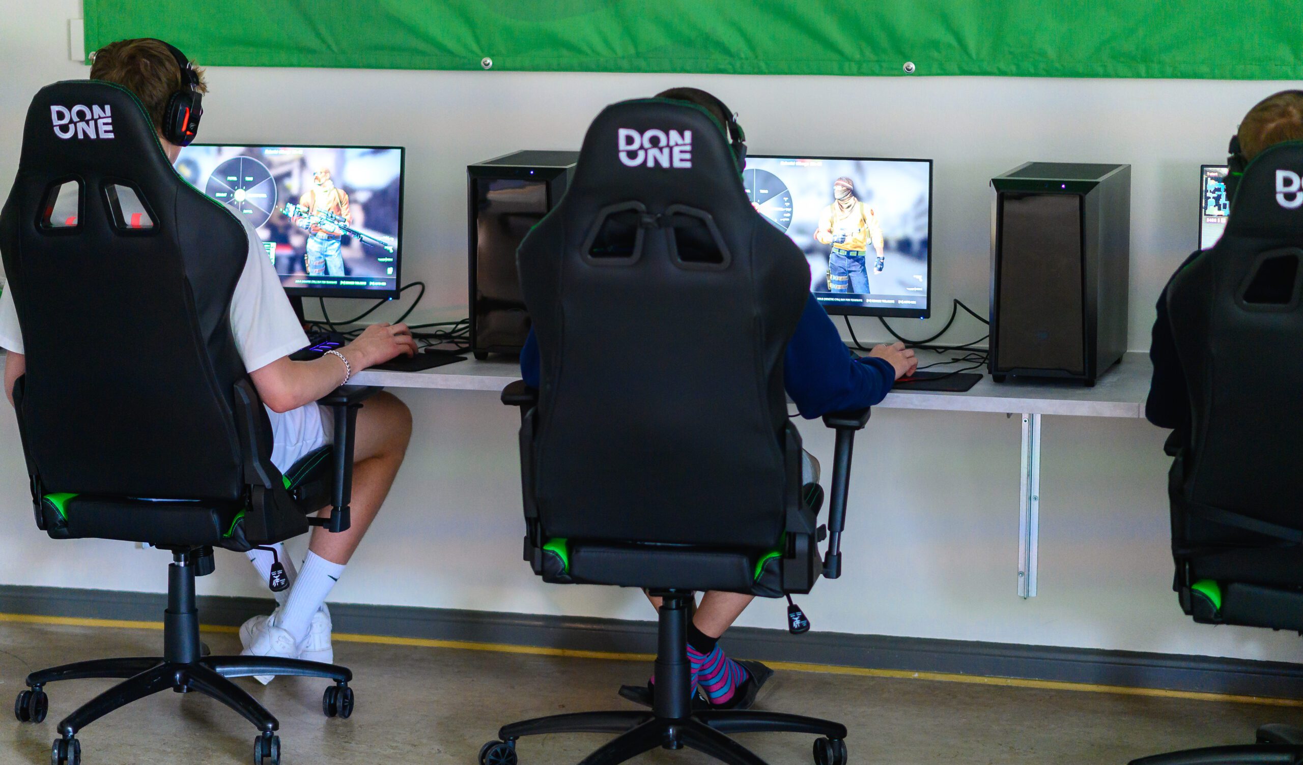 Drenge der gamer på esport efterskole 