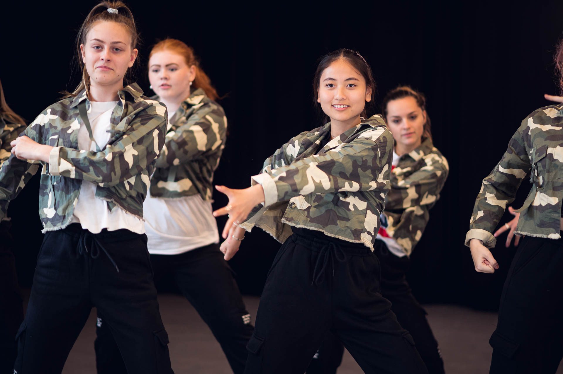 Elever på efterskole med dans i gang med en koreografi