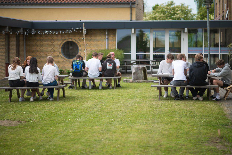 Midtfyns efterskole elever samlet i haven